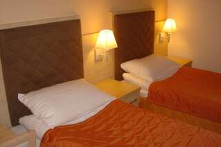 Отель Hotel Orange Przeźmierowo Пжезмерово Двухместный номер с 1 кроватью или 2 отдельными кроватями-2