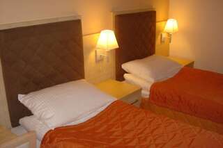 Отель Hotel Orange Przeźmierowo Пжезмерово Двухместный номер с 1 кроватью или 2 отдельными кроватями-4